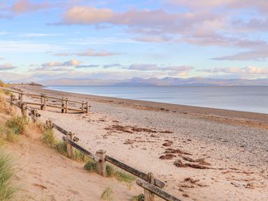 A beach with sand and water at Ty Pen in Nefyn