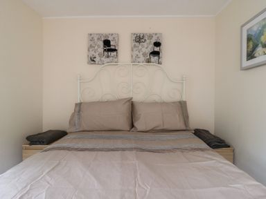 A bedroom featuring a bed with sheets and pillows at 130 Park Ave Holiday Village