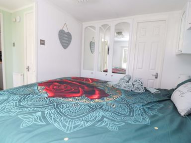 A bedroom with a bed and towels at Grosvenor 10 in Llanarmon-Yn-Ial