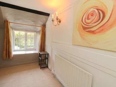 A small room with a window and table at Rose Cottage in Osmington