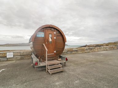 A wooden cabin on a trailer near the water at 2 Ard an Chuain Dunfanaghy