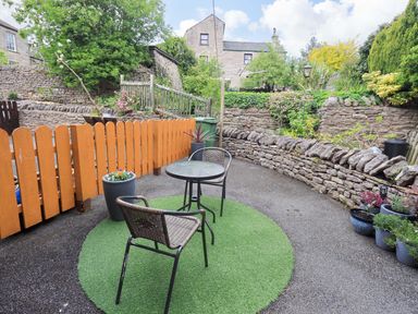 A garden with a table and chairs at 4 Mellbecks Mews in Kirkby Stephen