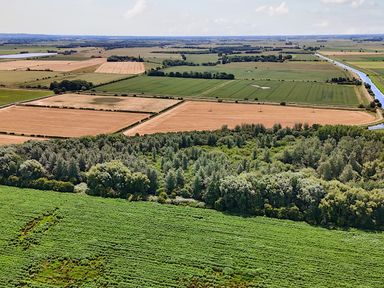 A landscape with fields, trees, and a river at Lodge 4 near Brigg