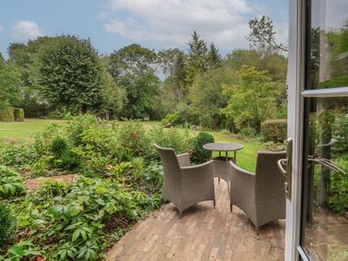 A garden area with a table and chairs at The Bothy at Lewis Cottage in Spreyton