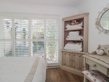 A bedroom with a desk and shelves for storage at 7 The Cedars in Wotton-Under-Edge