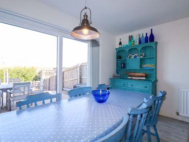 A dining room with a table and chairs at Serfaus in Perranporth