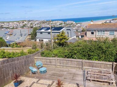 A garden with outdoor furniture and a view of the sea at Serfaus in Perranporth