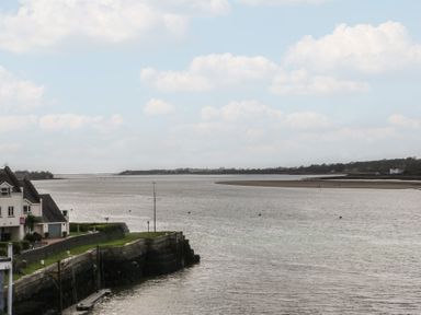 A view of a river with houses and shoreline at Seaview in Y Felinheli