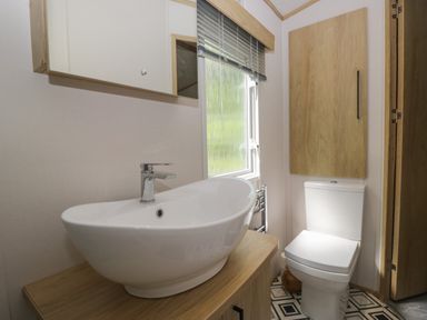 A bathroom with a wash basin and toilet at 51 Calgarth Park, Troutbeck