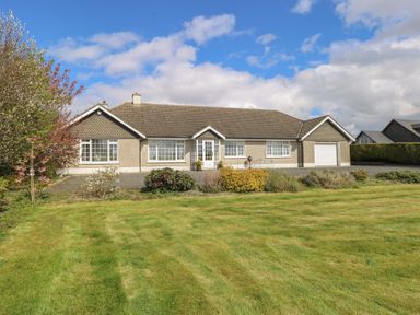 A house with a garage and garden at Marie's Country Home in Ardee, County Louth