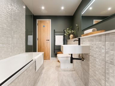 A bathroom with a bathtub, toilet, and sink at tbc in St. Ives