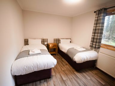 A bedroom with two single beds at Sidlaw in Fowlis near Dundee