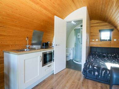 A studio with kitchen and bed at Bron Eifion Pod 1 Criccieth