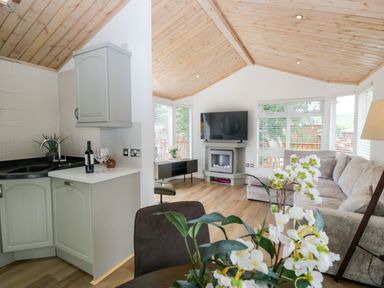A living room with a sofa and coffee table at Fox Red Retreat in Troutbeck Bridge