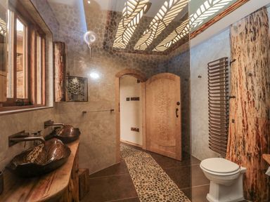 A bathroom with sinks and a toilet at Copper Suite in Chulmleigh