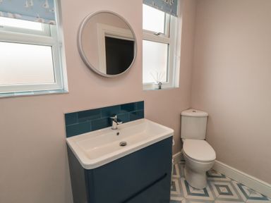 A bathroom with a wash basin and toilet at 5 Station Avenue