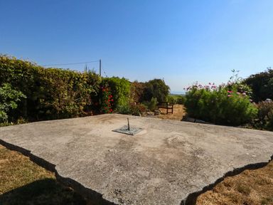 A garden with a sundial on a concrete table at Dunvant in Swanage