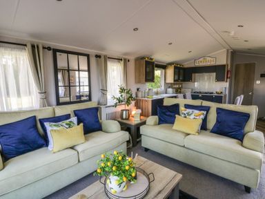 A living room with sofas and a coffee table at Santa Maria in Llandysul