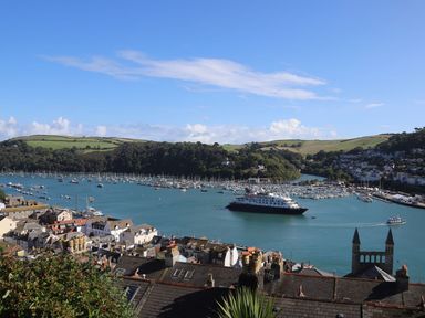 A harbor with boats and buildings near the water at Dart Views in Dartmouth