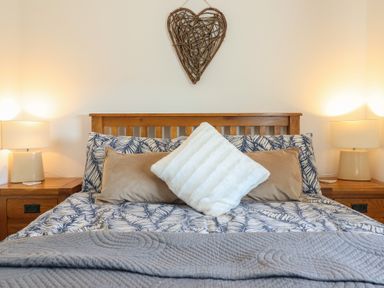 A bedroom with a bed and lamps at Tyn Y Weirglodd in Deiniolen