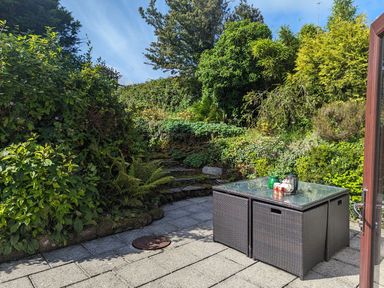 A garden with a table and drinks at Trehaverock Cottage in St. Endellion near Port Isaac