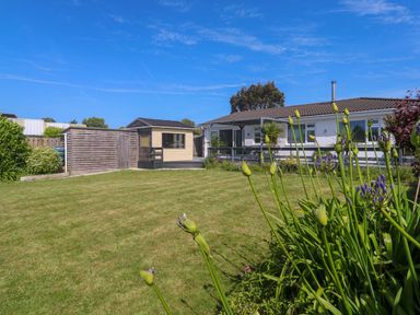 A garden with a house and shed at Agan Paradhis in Quintrell Downs