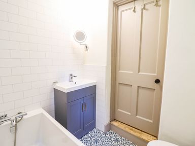 A bathroom with a bathtub and sink at Hafanedd in Betws-y-Coed