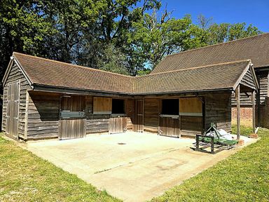 An exterior view of a stable at Charming Barn Annex with Stables New Forest Escape