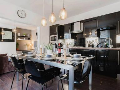 A kitchen with a dining table and chairs at Licatas Apartment Cirencester Cotswolds Sleeps 6