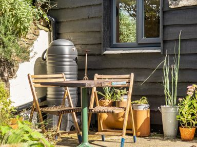A garden with a table and chairs at Little Linney Sleeps 2 Garden Parking Wifi Hartland