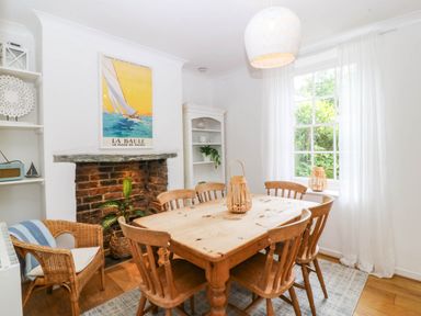 A dining room with a table and chairs at Llys Awen Caernarfon