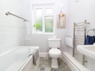 A bathroom with a bathtub, toilet, and sink at Llys Awen in Caernarfon