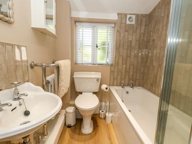 A bathroom with sink, toilet and bathtub at Little Wickers in Corfe Castle