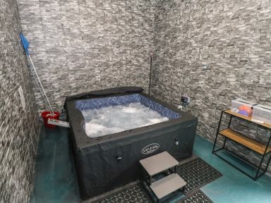 A room with a hot tub and cleaning supplies at Ti Maolla in Hollymount