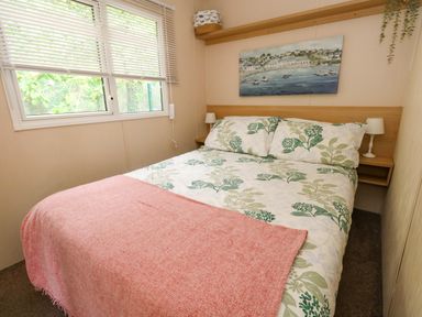 A bedroom with a bed and two bedside lamps at Foxglove 4 in Ringwood