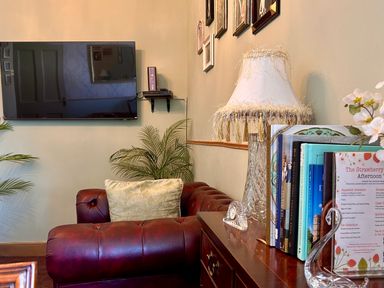 A living room with a television and a lamp at Downton I in Alnwick