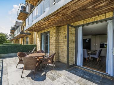 An outdoor area with a table and chairs at Cotswolds Apartment, sleeps 4, Chipping Norton