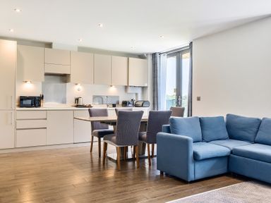 A kitchen with table and chairs at Cotswolds Apartment, sleeps 4 in Chipping Norton