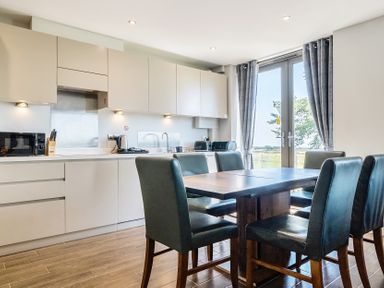 A kitchen with a dining table and chairs at Cotswolds Apartment, sleeps 4 in Chipping Norton