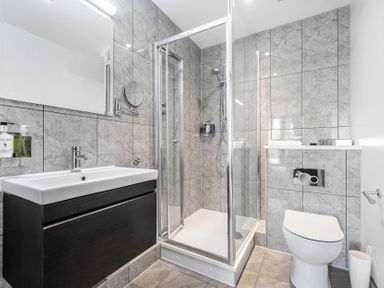 A bathroom with a shower, sink and toilet at Cotswolds Apartment, sleeps 4 in Chipping Norton