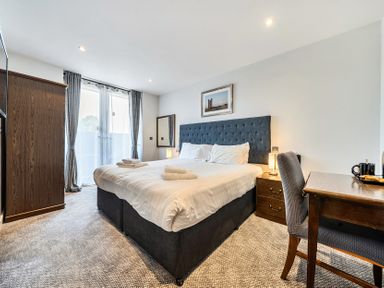 A bedroom with a bed and a desk at Cotswolds Apartment, sleeps 4, Chipping Norton