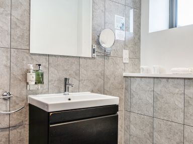 A bathroom with a sink and mirror at Cotswolds Apartment, sleeps 4 in Chipping Norton