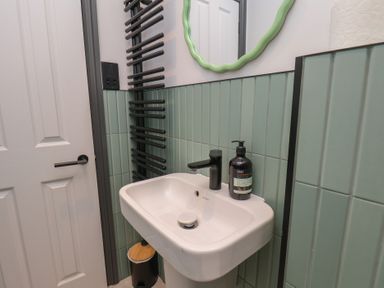 A bathroom with a sink and mirror at Apartment Green in Whitby