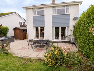 A garden with a patio and outdoor seating at Gwelfor in Cemaes Bay