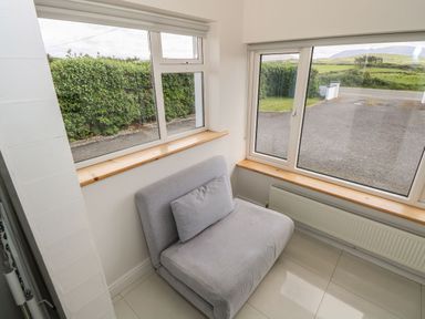 A snug area with a seat and window at Tí Chonaill in 