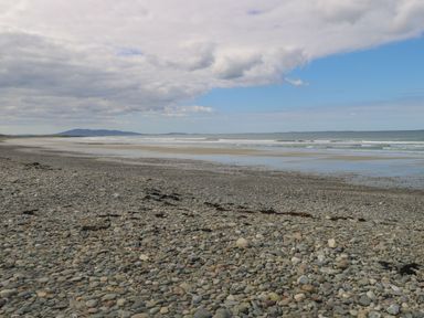 A beach with pebbles and ocean view at Tí Chonaill