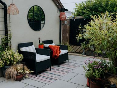 A garden with chairs and plants at TyCosy in St Davids
