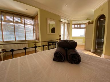 A bedroom with towels on the bed at Harbour Lodge in Looe