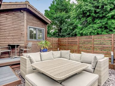An outdoor seating area with a table and chairs at Luxury 2 bedroom Lodge in rural lincolnshire Kirton