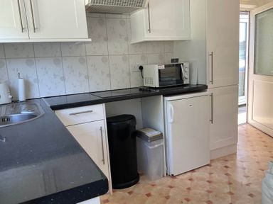 A kitchen with cupboards and appliances at Bungalow Sleeps 2 Parking in Newquay
